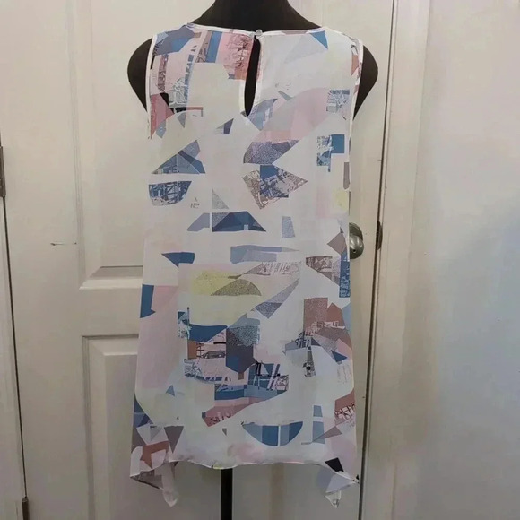 Vince Camuto white geometric print tank top - Picture 4 of 8